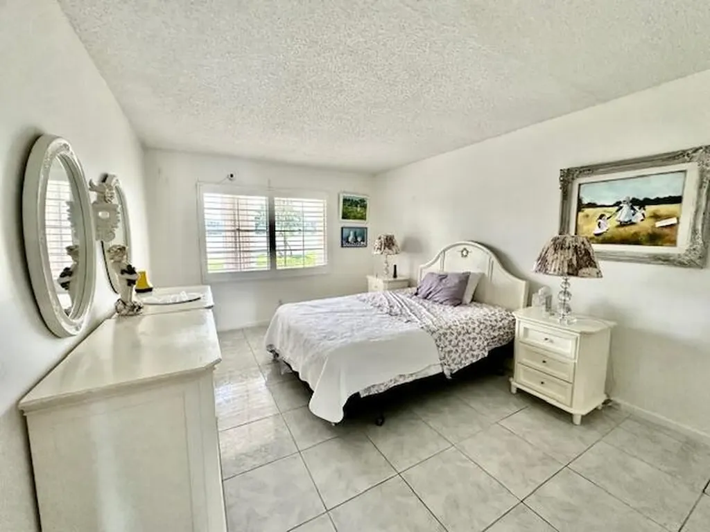1080 Exeter E Boca Raton FL 33434