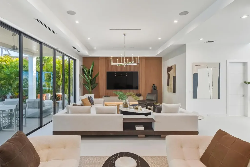 450 NE Spanish Court Boca Raton FL 33432