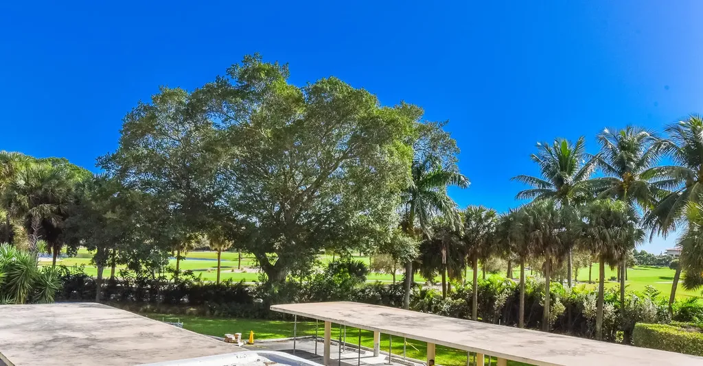2427 Presidential Way West Palm Beach FL 33401
