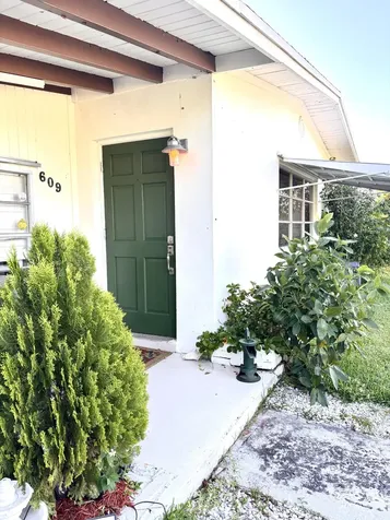 609 S Arnold Avenue Lantana FL 33462