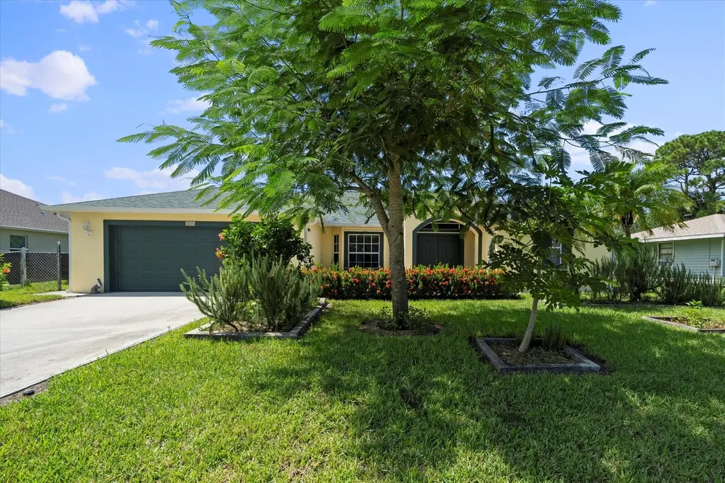 324 NE Gladiola Avenue Port St Lucie FL 34983