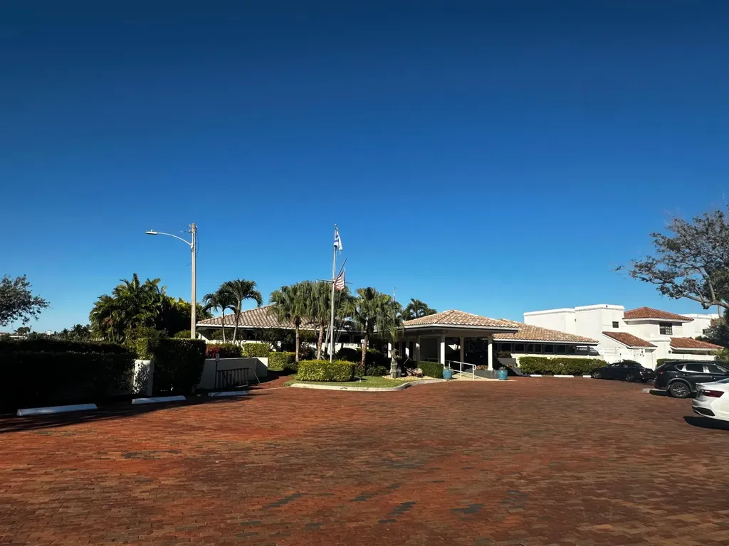 25 Pelican Pointe Drive Delray Beach FL 33483