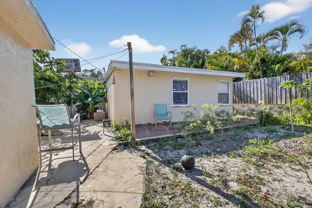831 30th Court West Palm Beach FL 33407
