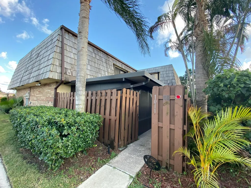 1011 Springdale Circle Palm Springs FL 33461