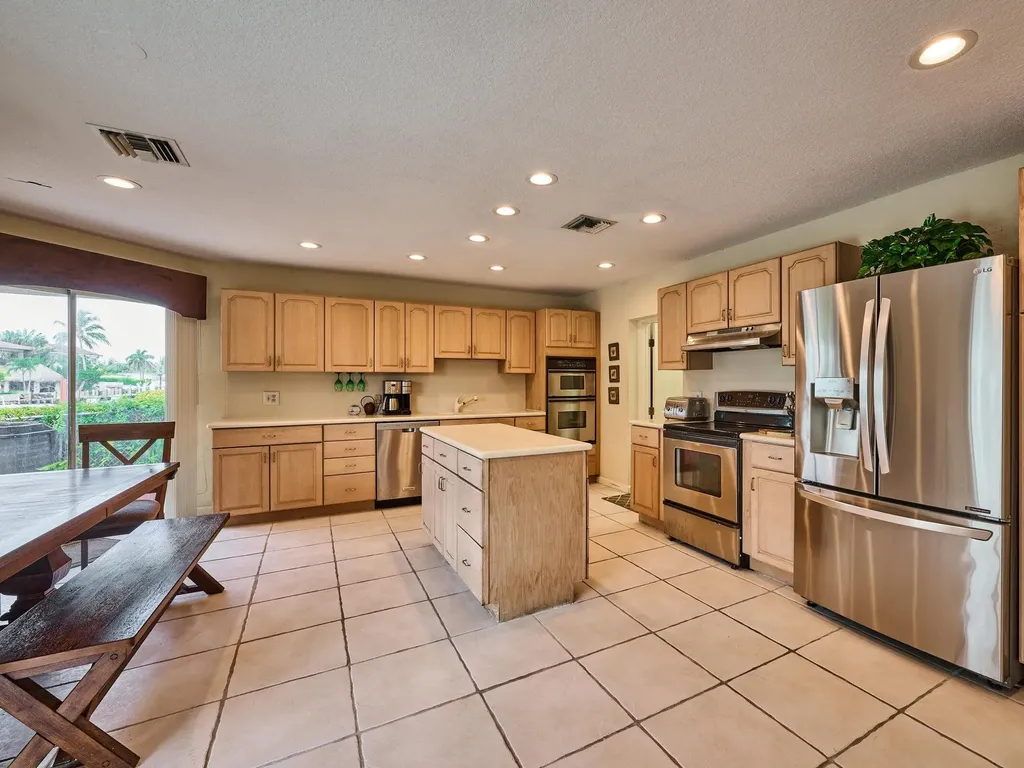 2810 NE 48th Court Lighthouse Point FL 33064