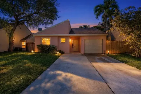 31 Peachtree Place Boynton Beach FL 33436