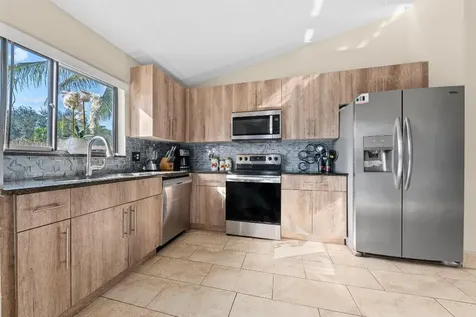 31 Peachtree Place Boynton Beach FL 33436