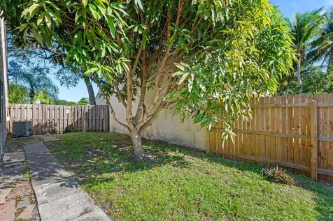 31 Peachtree Place Boynton Beach FL 33436