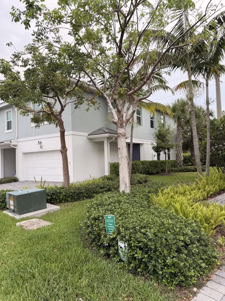 562 Parsons Way Deerfield Beach FL 33442