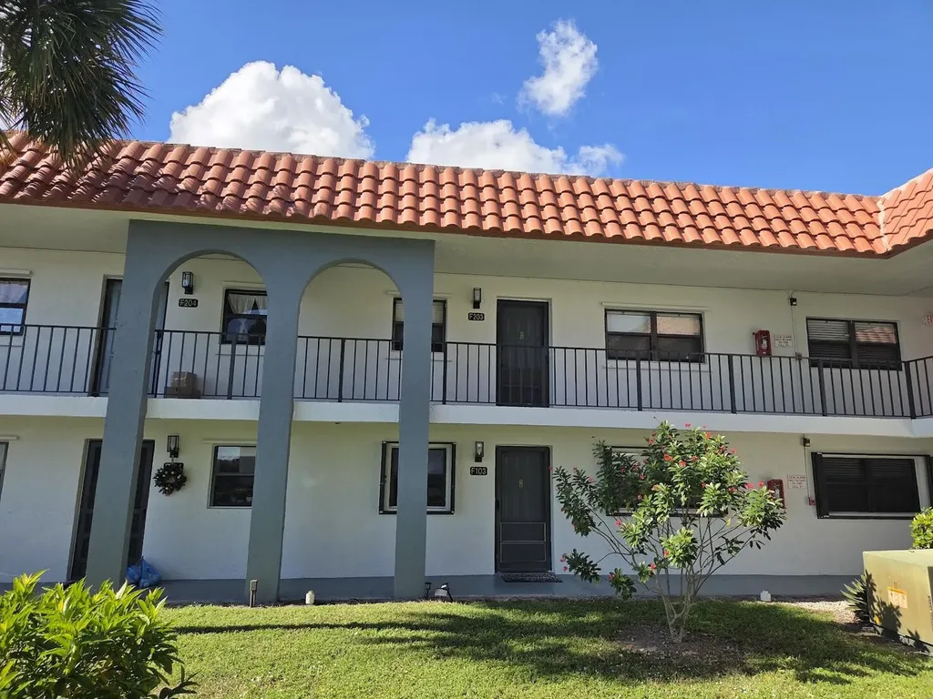 2001 W Woolbright Road Boynton Beach FL 33426