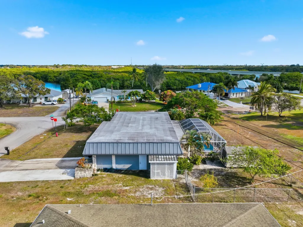 898 SE Evergreen Terrace Port St Lucie FL 34983