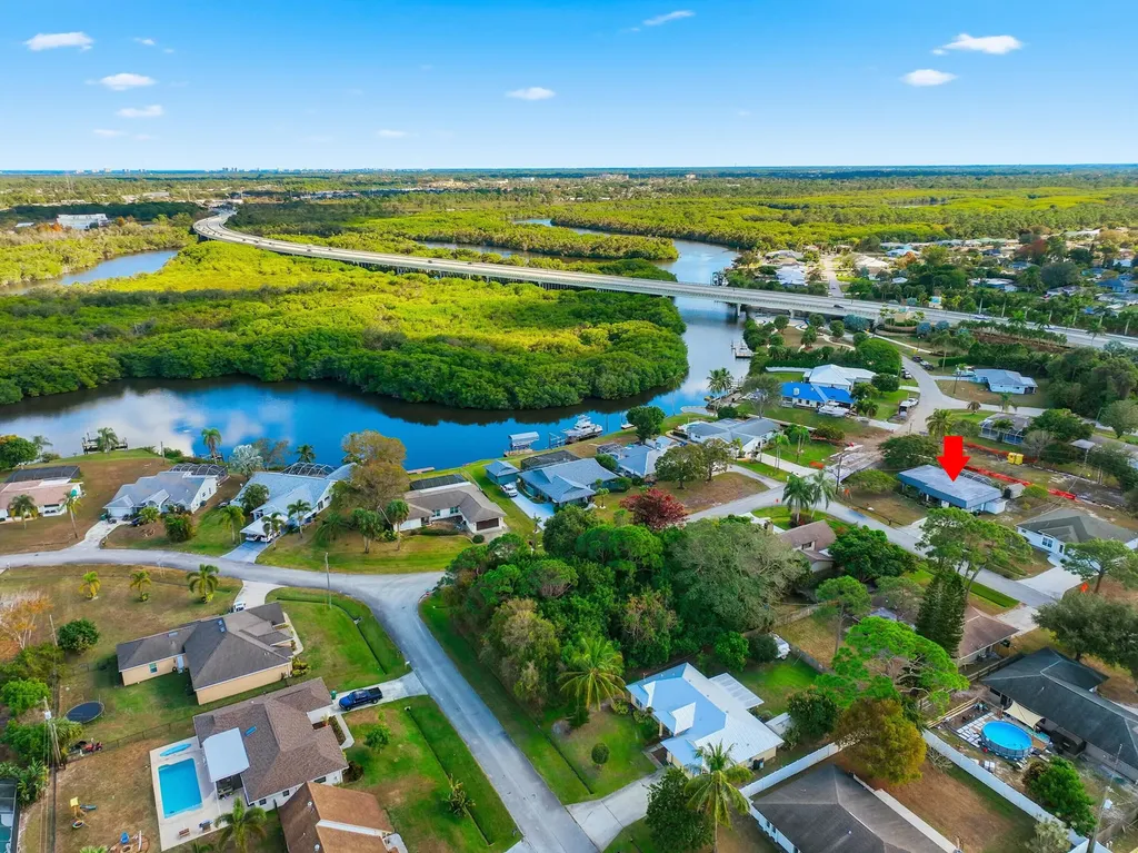 898 SE Evergreen Terrace Port St Lucie FL 34983