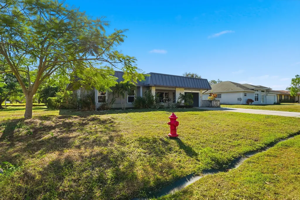 898 SE Evergreen Terrace Port St Lucie FL 34983