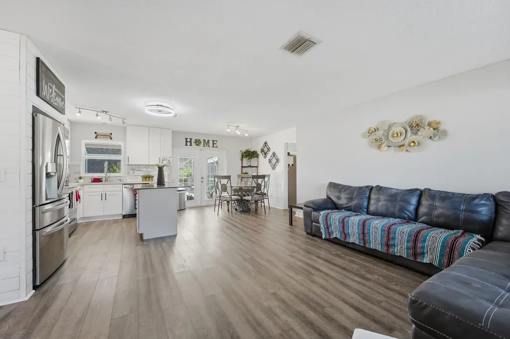 898 SE Evergreen Terrace Port St Lucie FL 34983