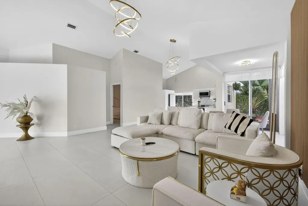 18 Selby Lane Palm Beach Gardens FL 33418