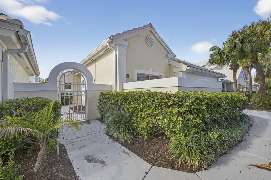 18 Selby Lane Palm Beach Gardens FL 33418