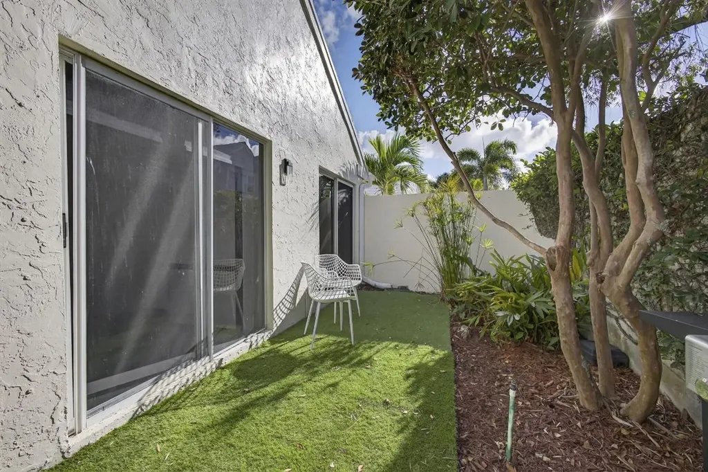 18 Selby Lane Palm Beach Gardens FL 33418