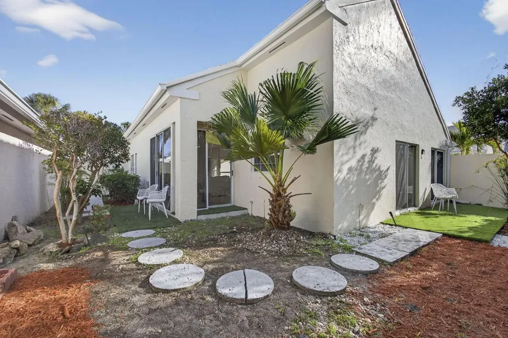 18 Selby Lane Palm Beach Gardens FL 33418