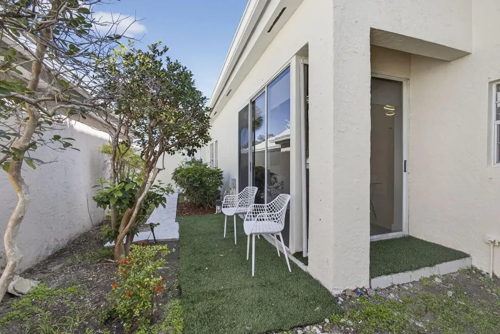 18 Selby Lane Palm Beach Gardens FL 33418