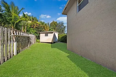 2220 W Pineridge Court Delray Beach FL 33444