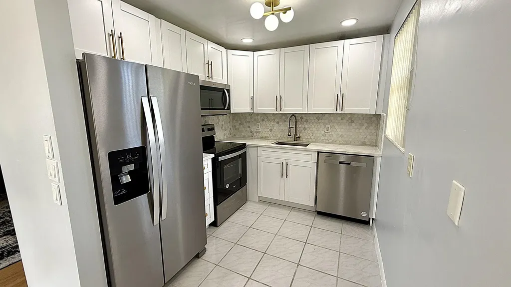 81 Markham E Deerfield Beach FL 33442