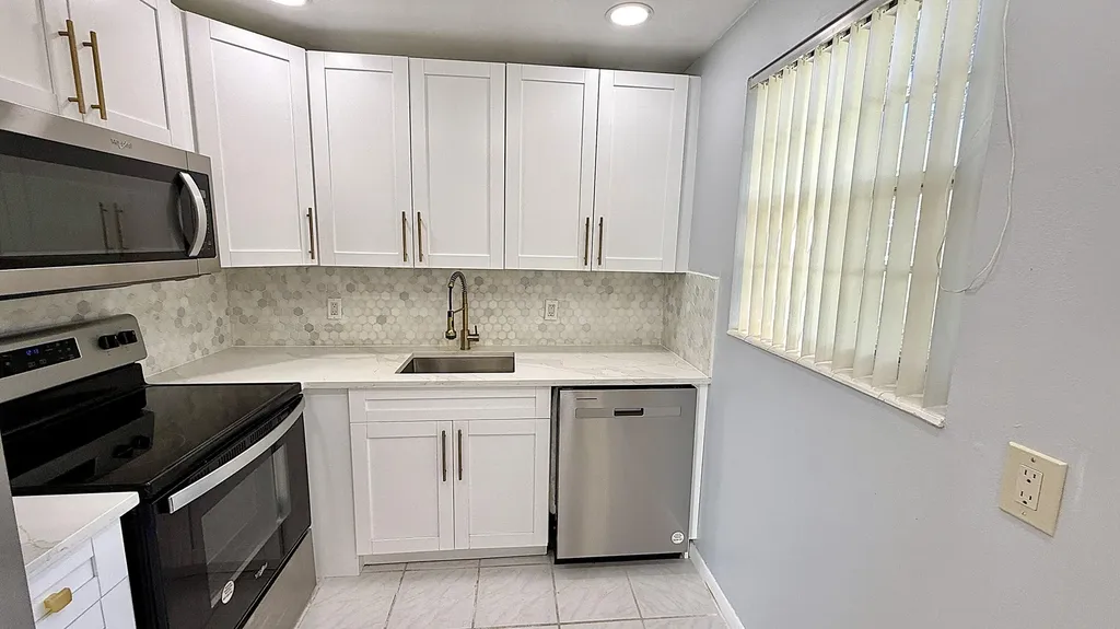 81 Markham E Deerfield Beach FL 33442