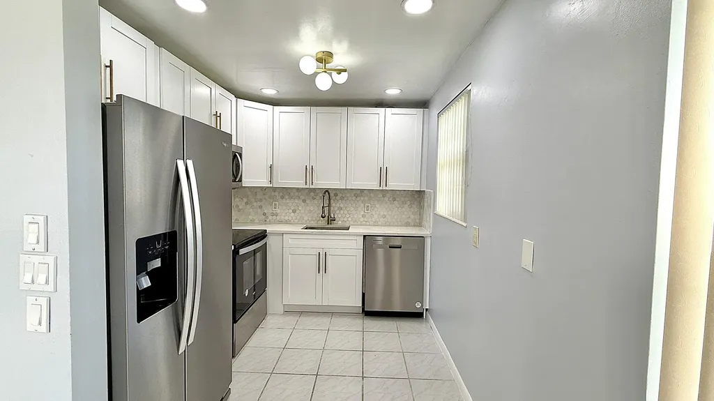 81 Markham E Deerfield Beach FL 33442