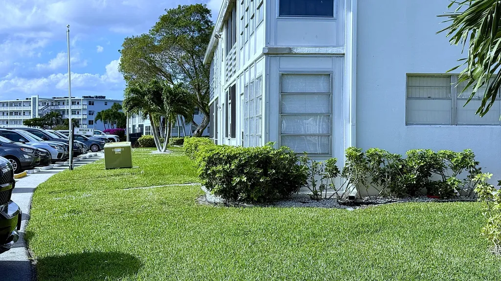 81 Markham E Deerfield Beach FL 33442