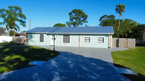 2413 SE Whitehorse Street Port St Lucie FL 34984