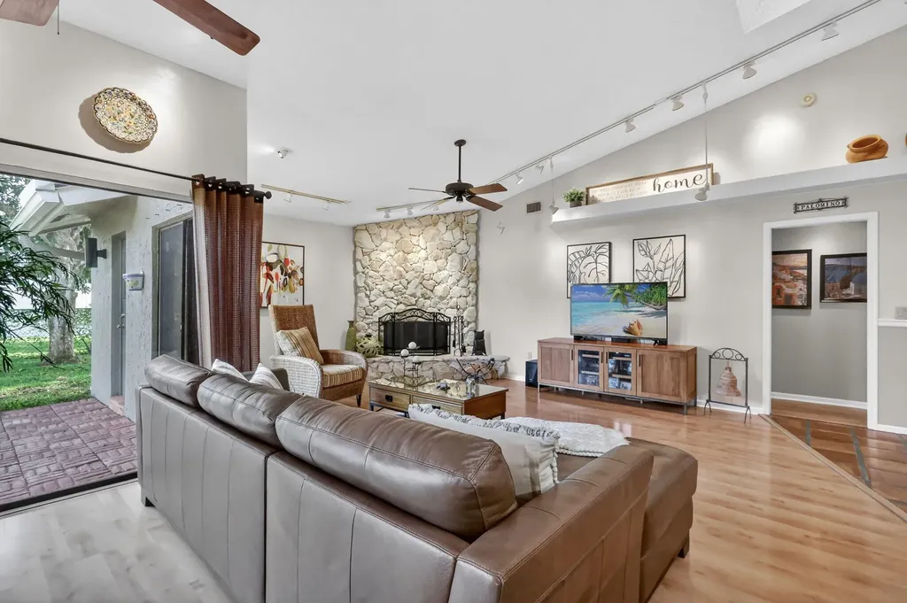 560 Juniper Place Wellington FL 33414
