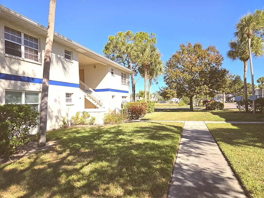 1524 SE Royal Green Circle Port St Lucie FL 34952