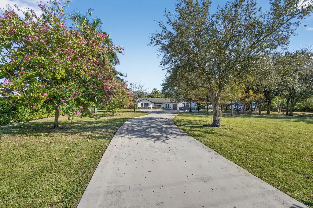 8218 S Elizabeth Avenue Palm Beach Gardens FL 33418