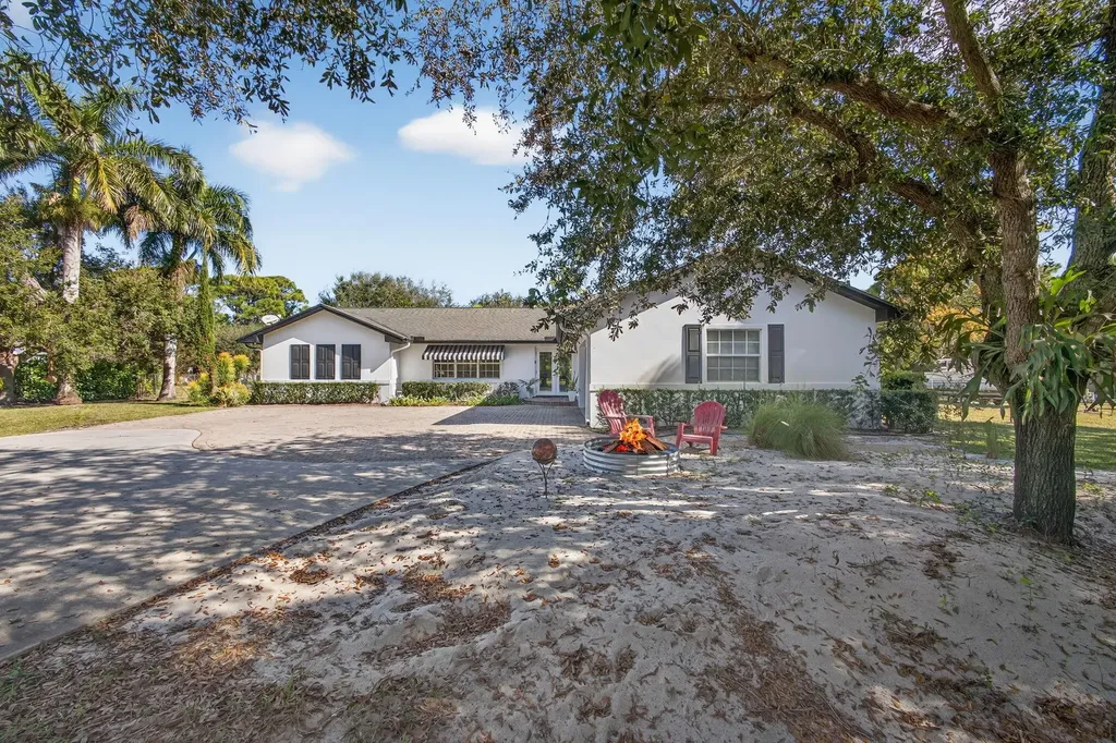 8218 S Elizabeth Avenue Palm Beach Gardens FL 33418