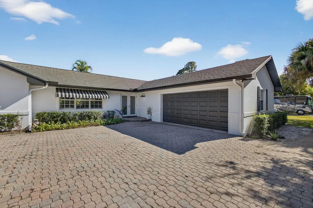 8218 S Elizabeth Avenue Palm Beach Gardens FL 33418