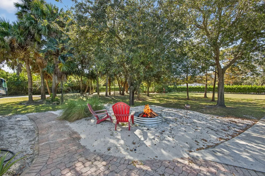 8218 S Elizabeth Avenue Palm Beach Gardens FL 33418