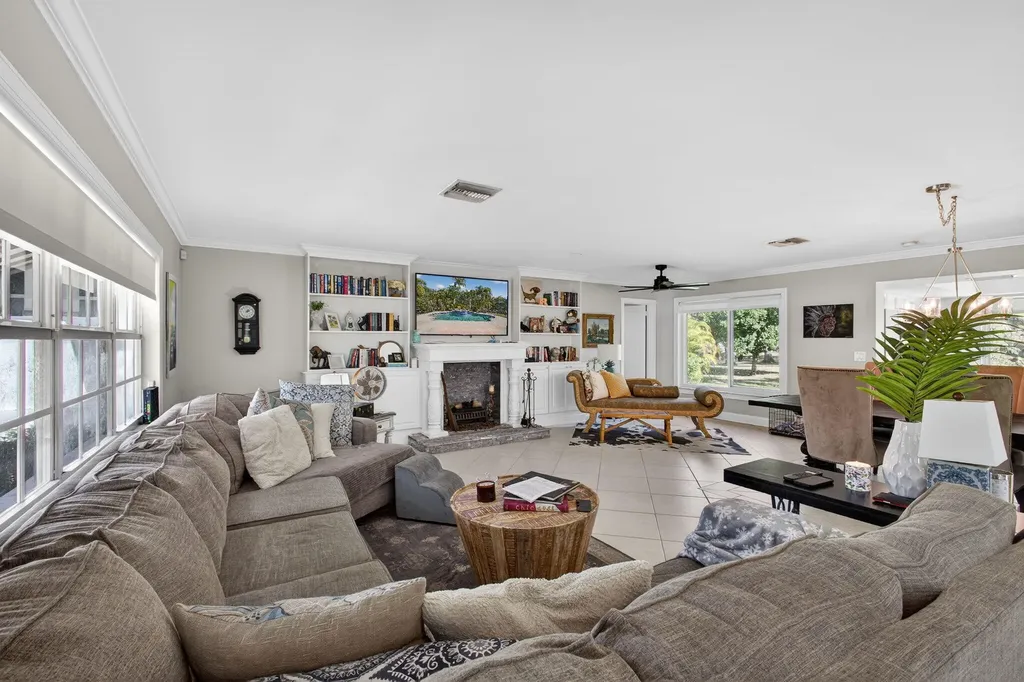 8218 S Elizabeth Avenue Palm Beach Gardens FL 33418