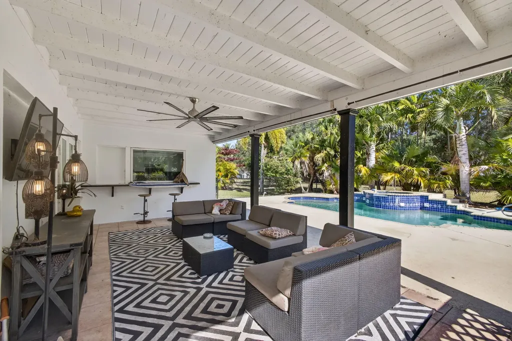 8218 S Elizabeth Avenue Palm Beach Gardens FL 33418