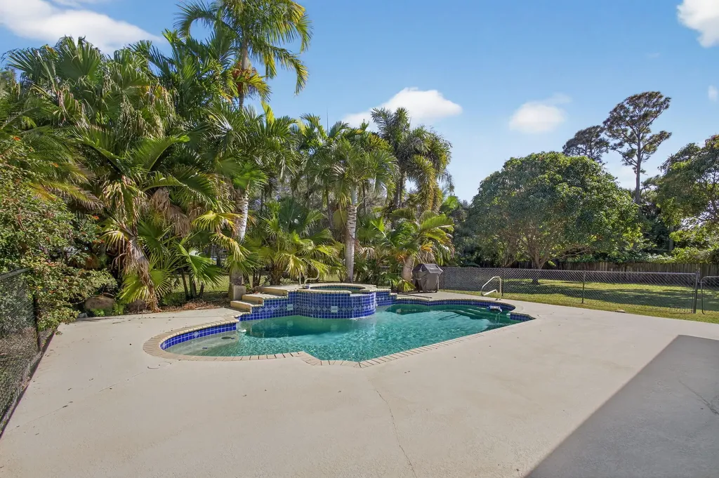 8218 S Elizabeth Avenue Palm Beach Gardens FL 33418