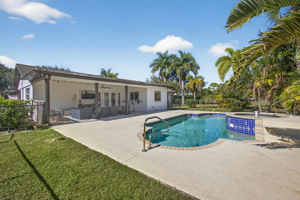 8218 S Elizabeth Avenue Palm Beach Gardens FL 33418