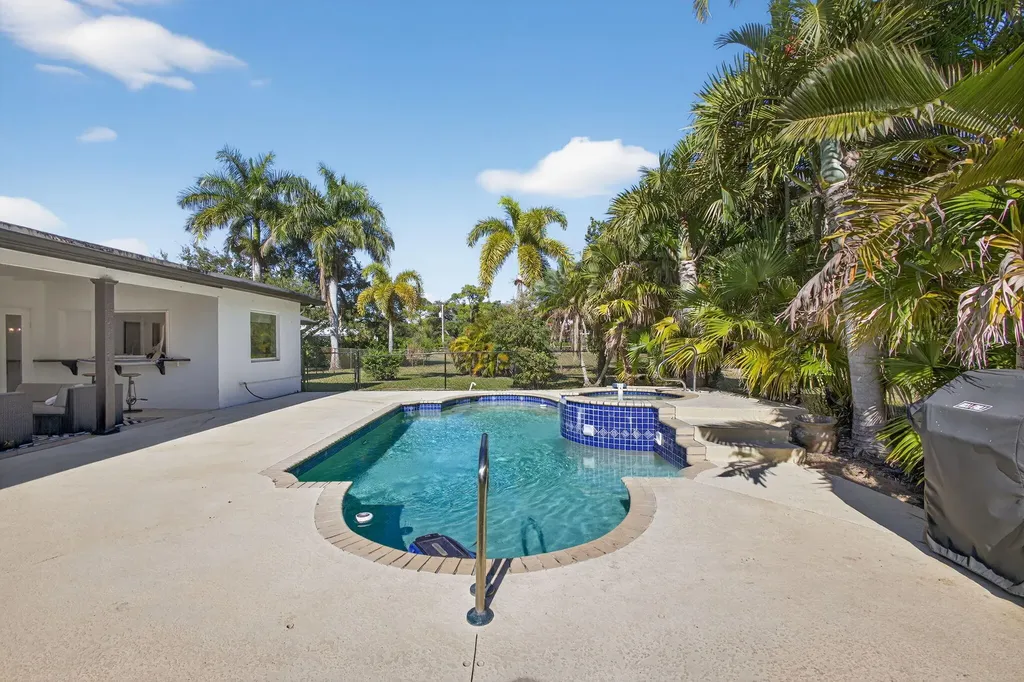 8218 S Elizabeth Avenue Palm Beach Gardens FL 33418