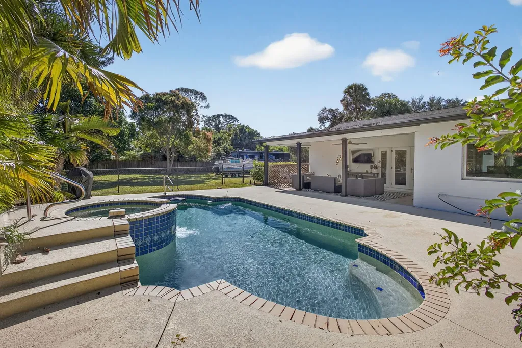 8218 S Elizabeth Avenue Palm Beach Gardens FL 33418