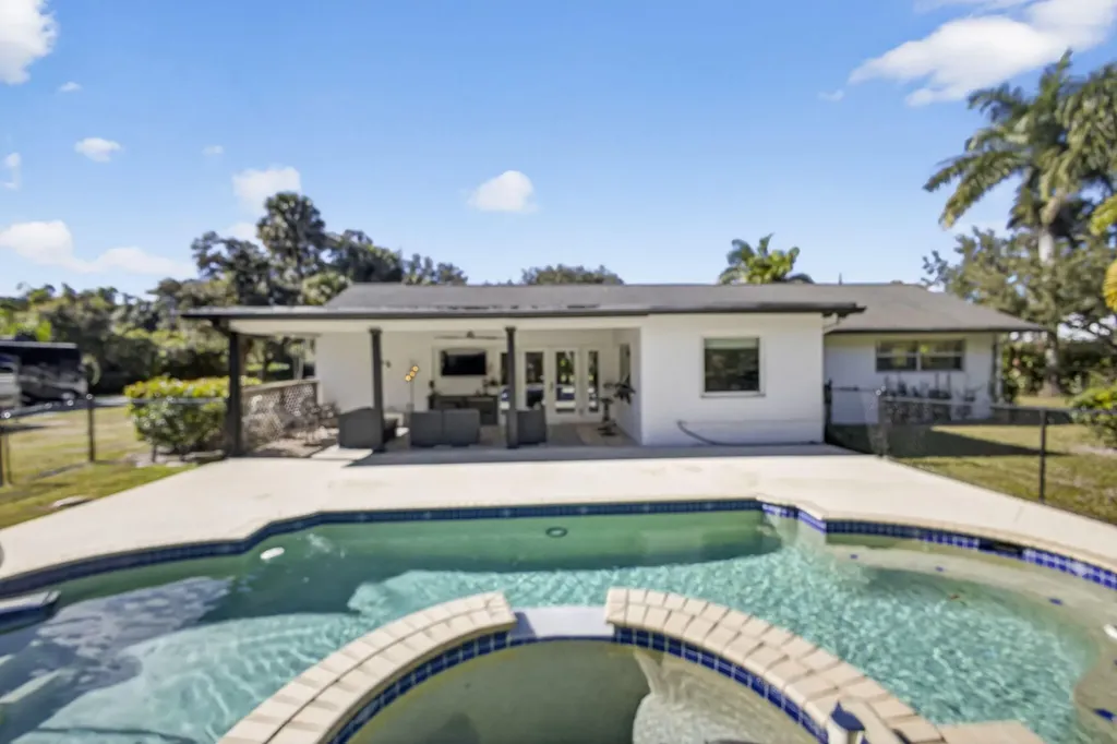 8218 S Elizabeth Avenue Palm Beach Gardens FL 33418