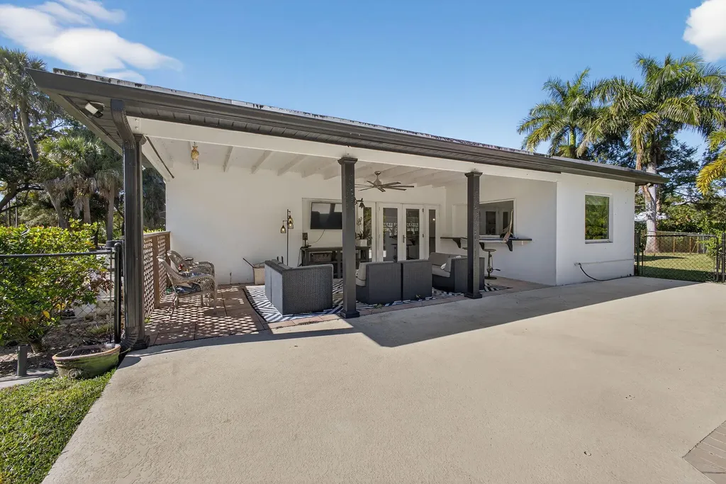 8218 S Elizabeth Avenue Palm Beach Gardens FL 33418
