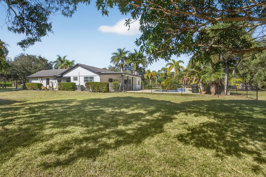 8218 S Elizabeth Avenue Palm Beach Gardens FL 33418