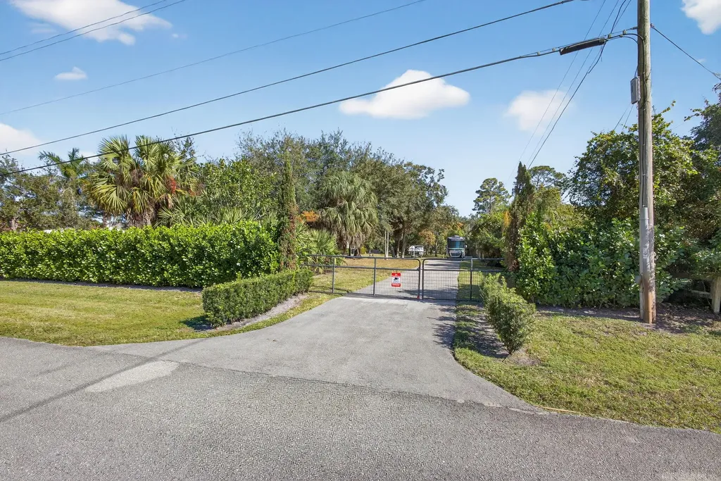 8218 S Elizabeth Avenue Palm Beach Gardens FL 33418