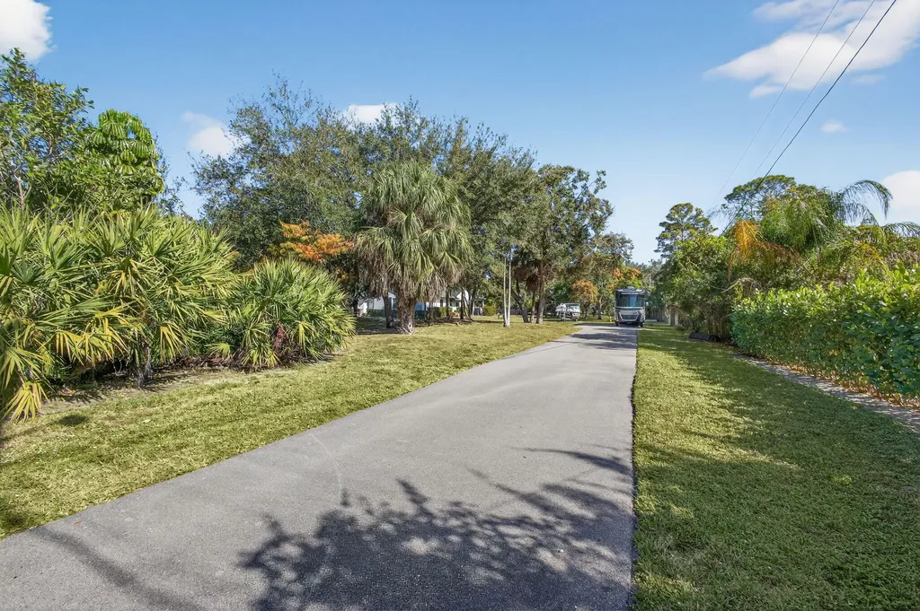 8218 S Elizabeth Avenue Palm Beach Gardens FL 33418