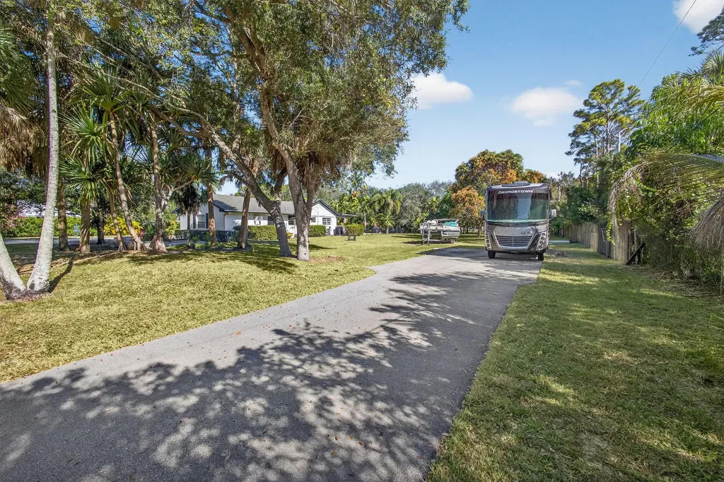 8218 S Elizabeth Avenue Palm Beach Gardens FL 33418