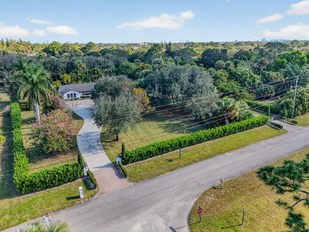 8218 S Elizabeth Avenue Palm Beach Gardens FL 33418