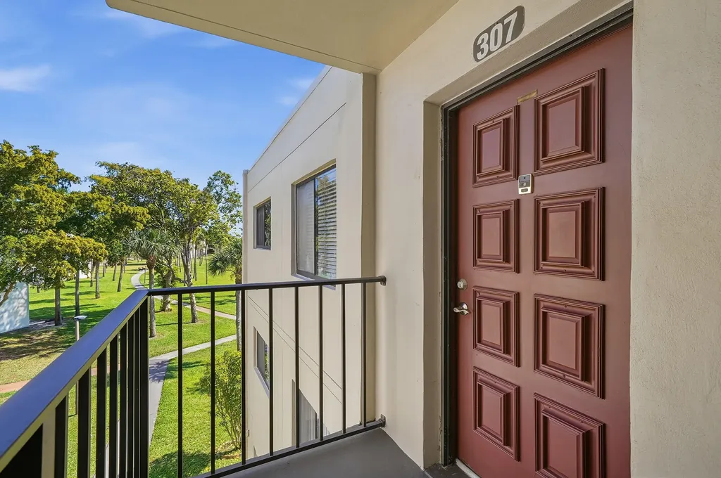 5130 Las Verdes Circle Delray Beach FL 33484