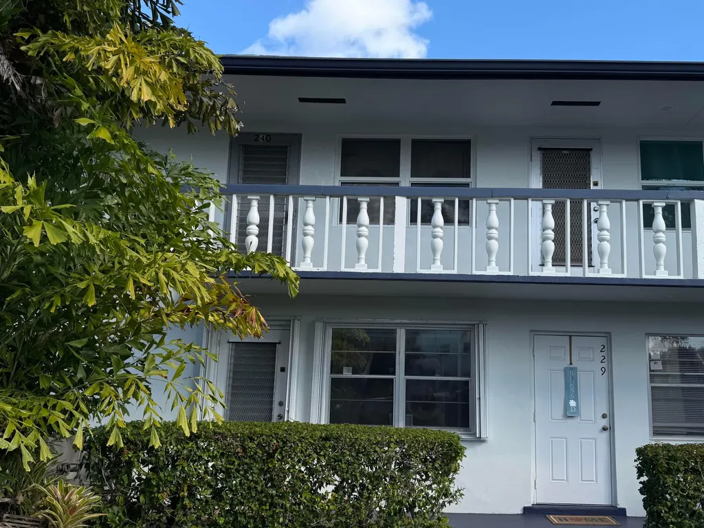 240 Northampton L West Palm Beach FL 33417